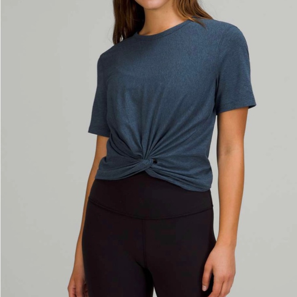 Like new Lululemon Crescent T-Shirt size 6